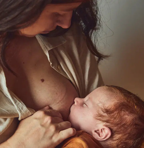 Mãe tranquilamente amamentando seu bebê. - Mustela Brazil - 1