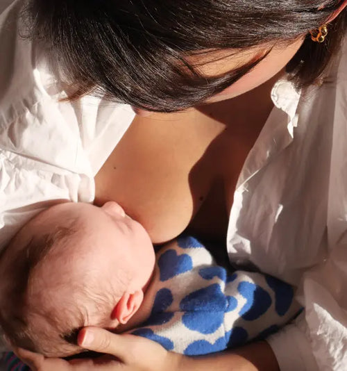 Mãe tranquilamente amamentando seu bebê. - Mustela Brazil - 1