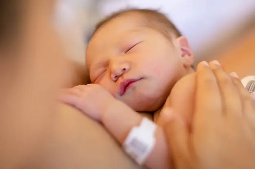 Bebê recém-nascido dormindo tranquilamente no colo de sua mãe. - Mustela Brazil - 1