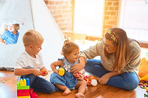 Professora brinca com crianças no chão. - Mustela Brasil - 1