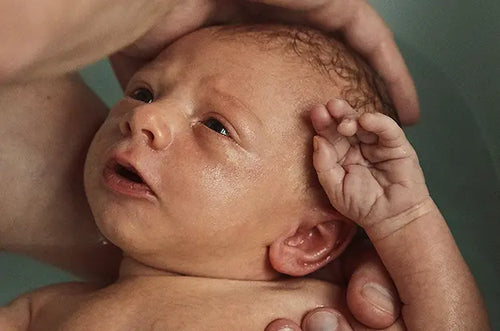 Como dar banho em recém nascido? Dicas essenciais para uma experiência tranquila - Mustela Brazil - 1