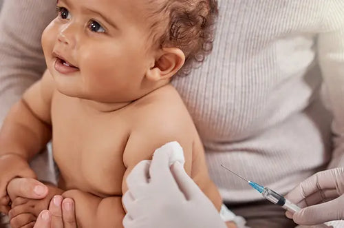 Bebê tomando vacina. - Mustela Brazil - 1