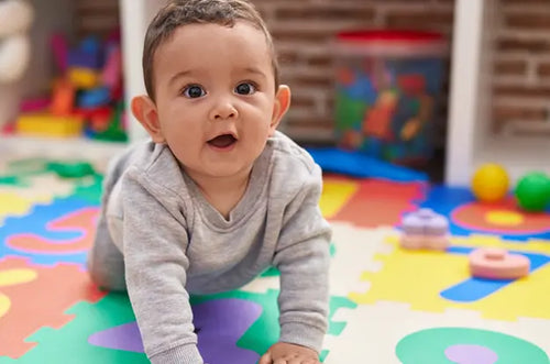 Bebê engatinhando em tapete emborrachado colorido. - Mustela Brasil - 1